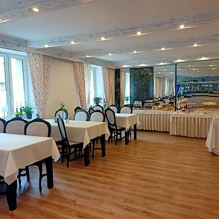 Iskra Hotel ราดอม ภายนอก รูปภาพ