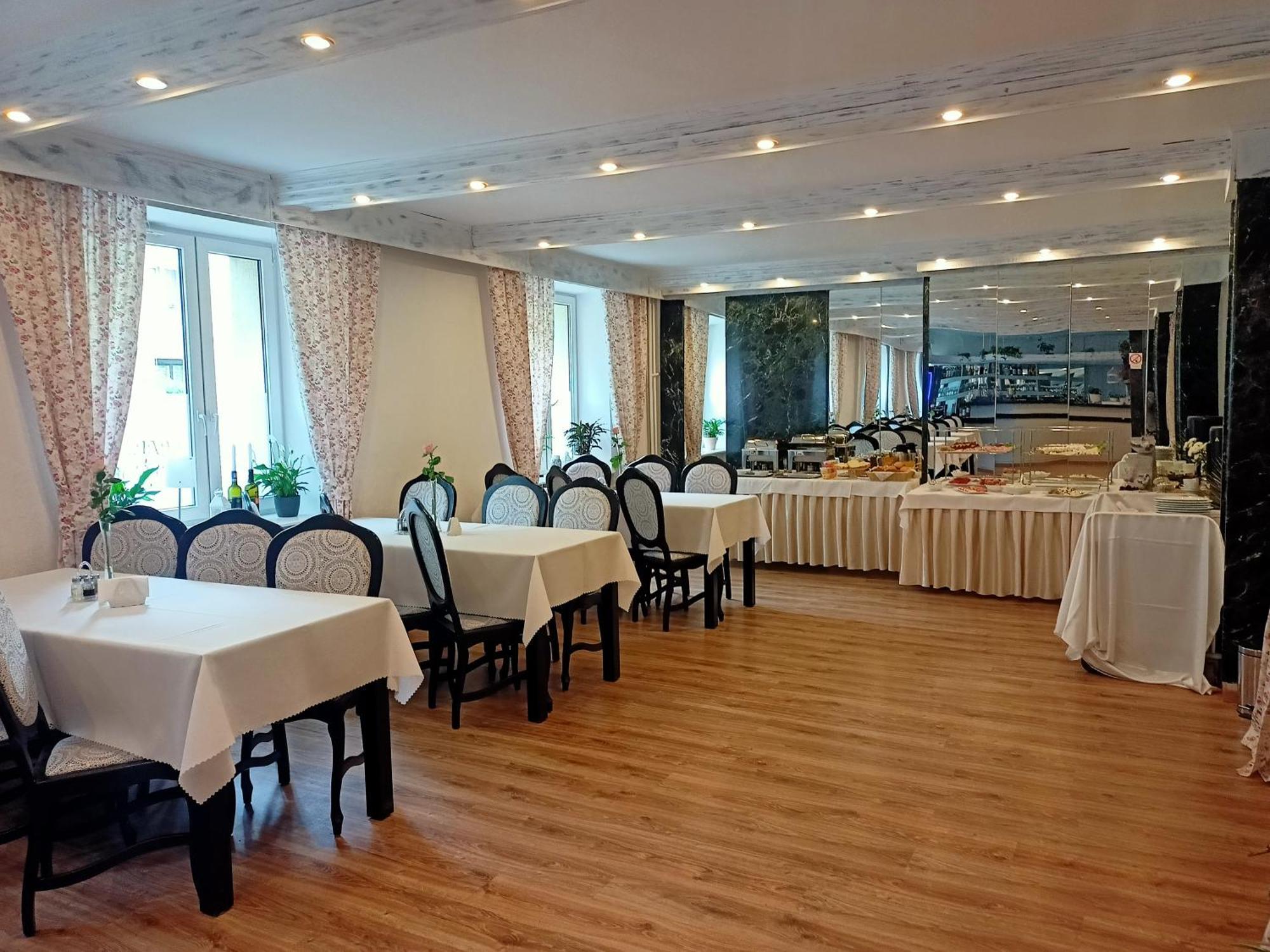 Iskra Hotel ราดอม ภายนอก รูปภาพ